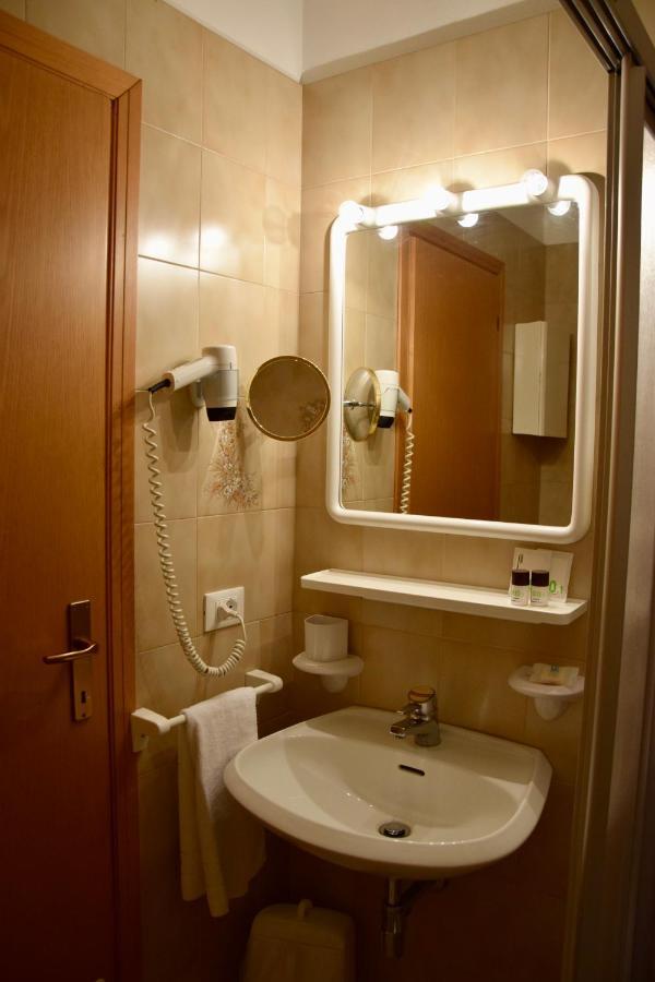 פינזולו Hotel Ferrari מראה חיצוני תמונה
